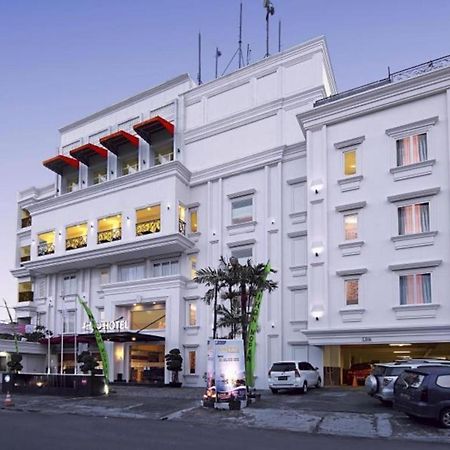 Hw Hotel Padang エクステリア 写真