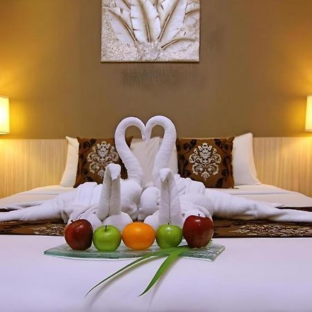 Hw Hotel Padang エクステリア 写真
