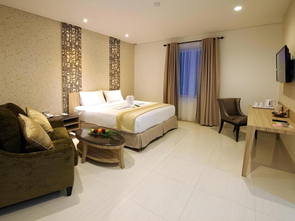 Hw Hotel Padang エクステリア 写真
