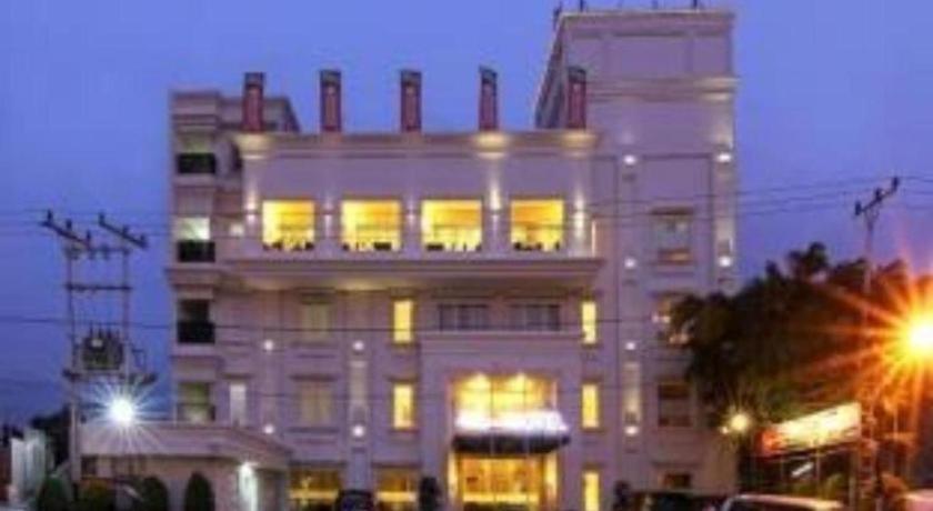 Hw Hotel Padang エクステリア 写真