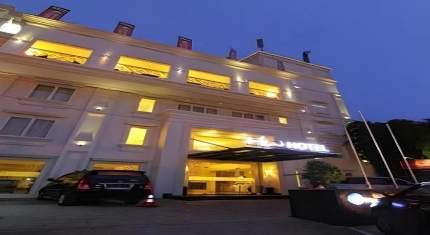 Hw Hotel Padang エクステリア 写真
