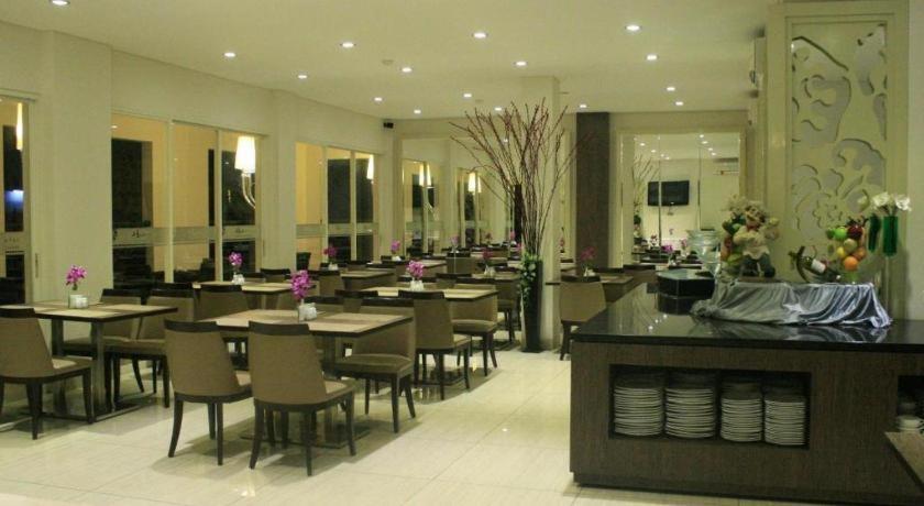 Hw Hotel Padang エクステリア 写真