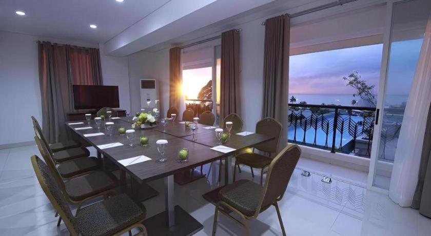 Hw Hotel Padang エクステリア 写真