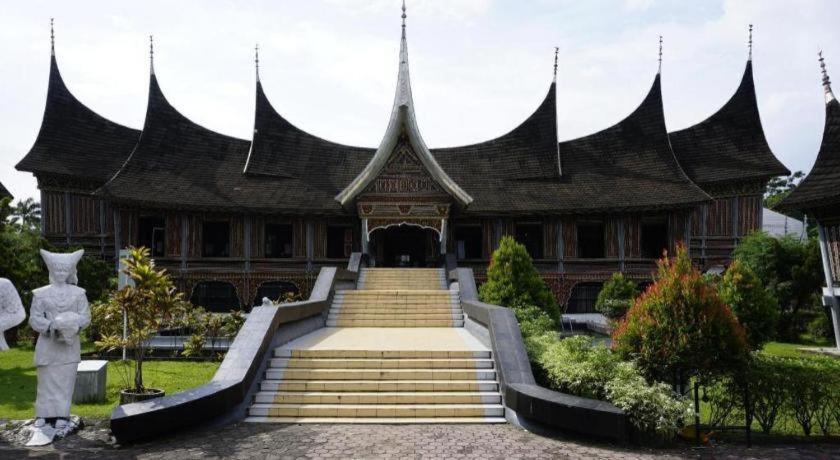 Hw Hotel Padang エクステリア 写真