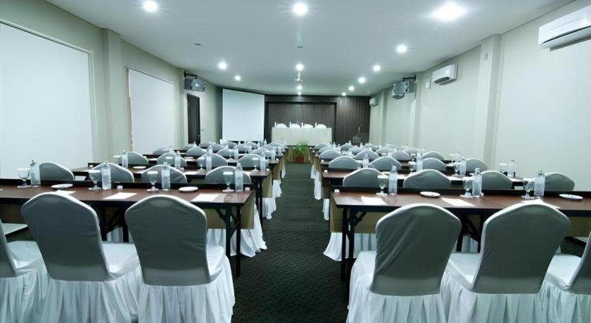 Hw Hotel Padang エクステリア 写真