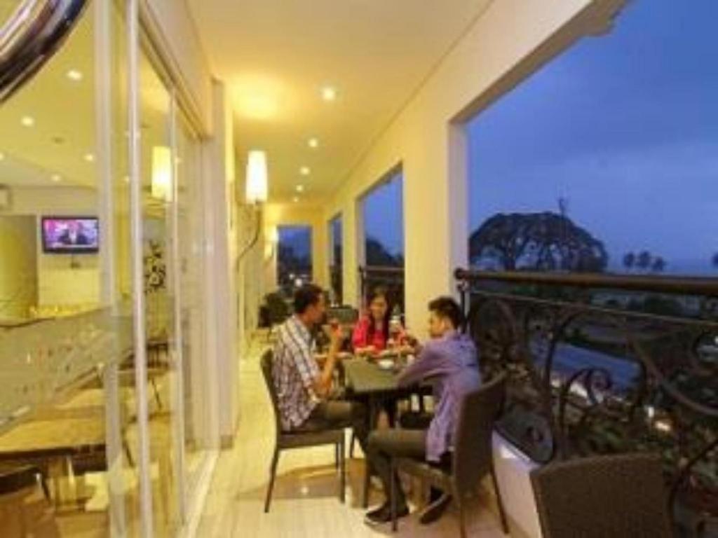 Hw Hotel Padang エクステリア 写真