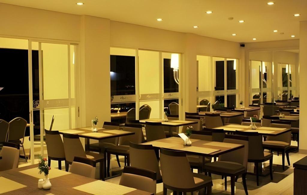 Hw Hotel Padang エクステリア 写真