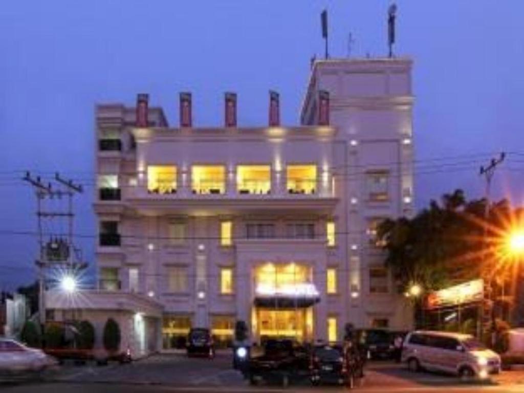 Hw Hotel Padang エクステリア 写真