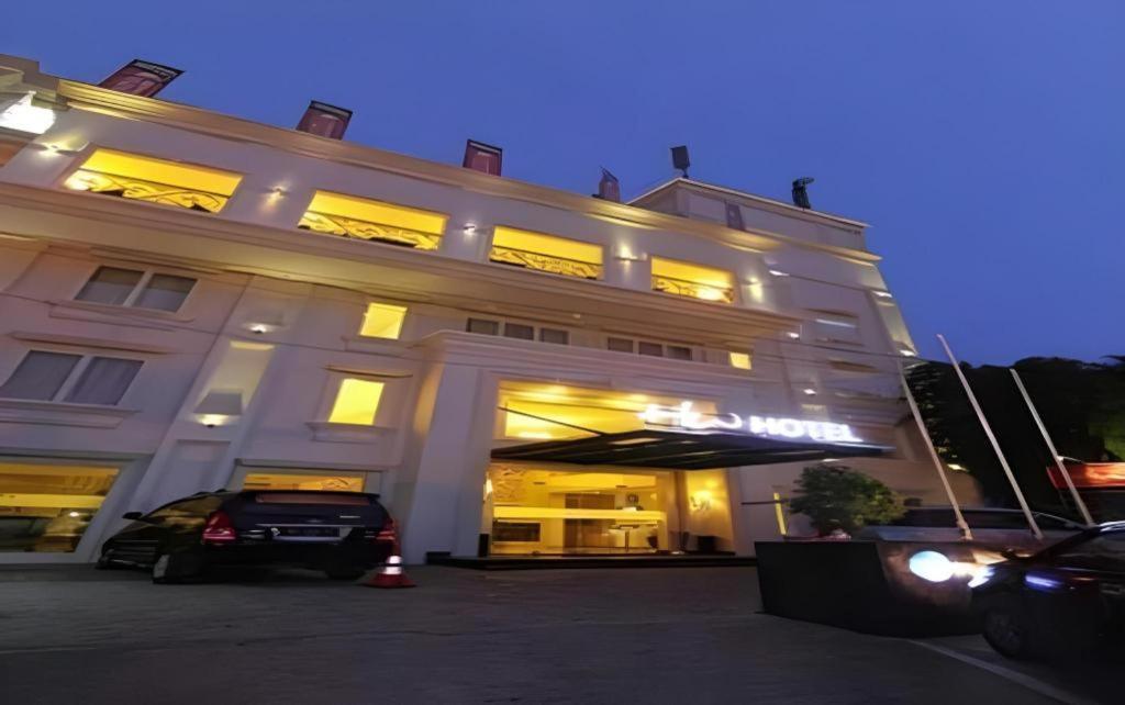 Hw Hotel Padang エクステリア 写真