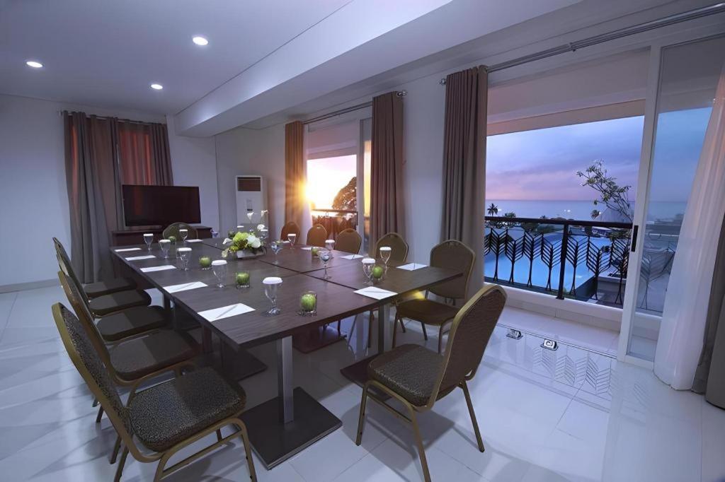 Hw Hotel Padang エクステリア 写真