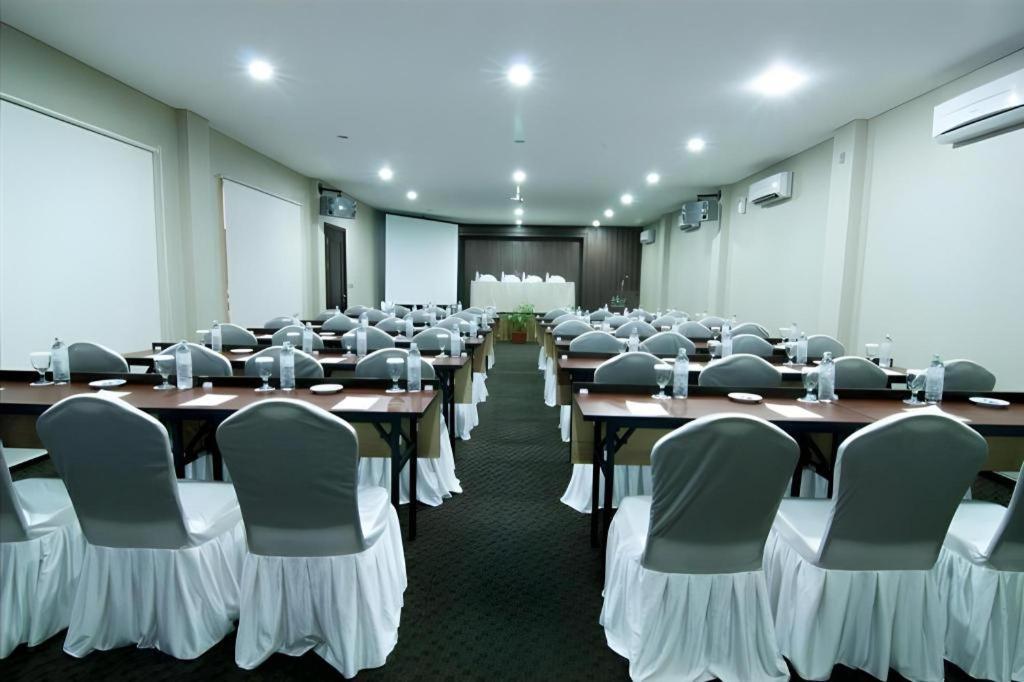Hw Hotel Padang エクステリア 写真