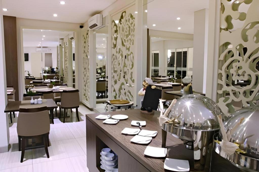 Hw Hotel Padang エクステリア 写真
