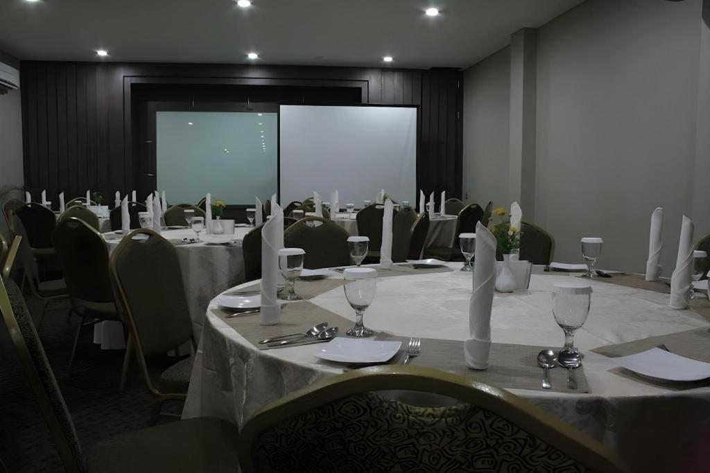 Hw Hotel Padang エクステリア 写真