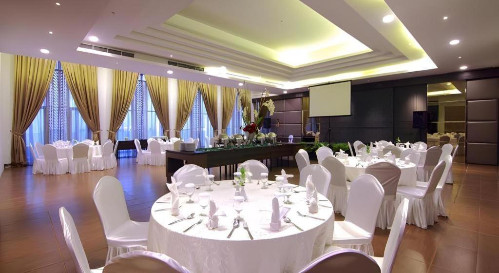 Hw Hotel Padang エクステリア 写真