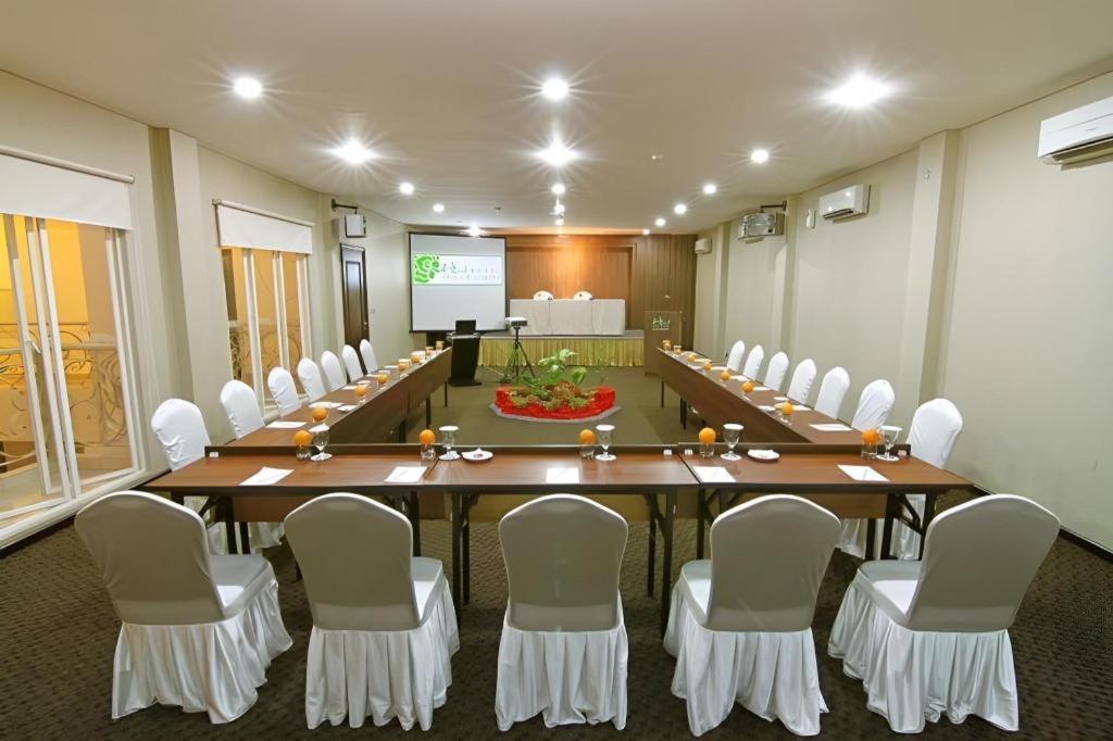 Hw Hotel Padang エクステリア 写真